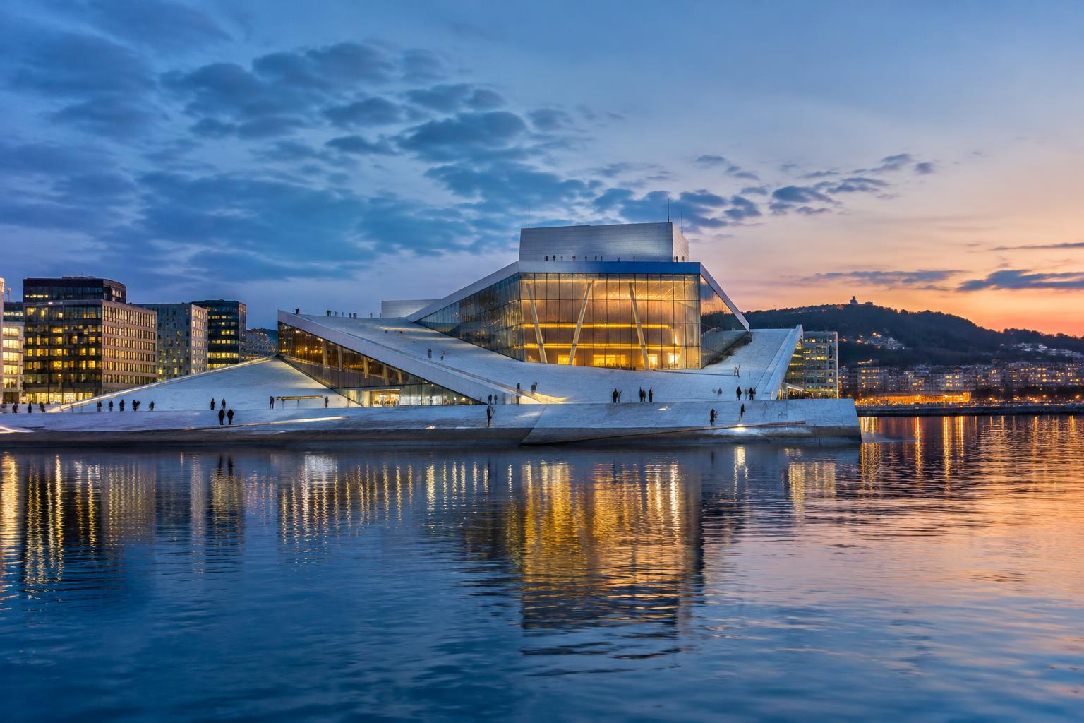 Nowoczesna Opera w Oslo nad fiordem o zmierzchu